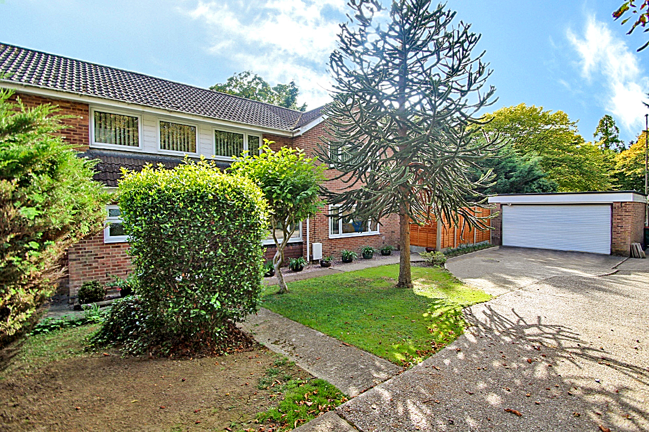 Four Bedroom Detached House in Crawley