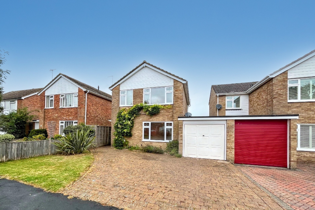 Three Bedroom Link-Detached House in Hurspierpoint